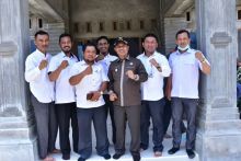 Wabup Bengkalis Bagus Santoso bersama perangkat Pemerintahan Desa Sadar Jaya