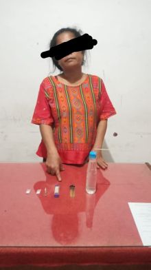 Diduga Pengedar Narkoba Seorang Wanita Ditangkap Polsek Minas (foto/lin) 