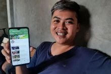 Tova memperlihatkan materi akun Youtube-nya. Foto: int 
