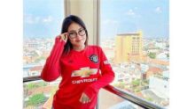 Via Vallen dengan jersey MU. Foto: int