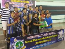 Kasipidum Kejari Bengkalis Imanuel Tarigan saat menyerahkan hadiah kepada juara II