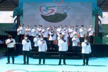 CEO PTPN V Jatmiko K Santosa bersama Komisaris Utama Amrizal serta jajaran board of management (BOM) berfoto bersama para karyawan penerima penghargaan PTPN V (foto/ist) 