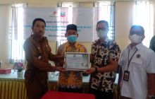 Camat Kandis Said Irwan dan Kepala Kampung Belutu Dami menyerahkan piagam ucapan terima kasih kepada General Manager Corporate Affair Assets Sukamto Tamrin  disaksikan oleh Spesialis Pratama Dukungan Bisnis SKK Migas Sumbagut Yanin Kholison