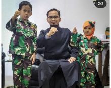 Ustadz Adi Hidayat Salam Komando Bersama Anak yang Pakai Seragam Tentara, Netizen Bilang Begini (foto/int) 