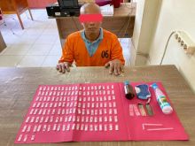 Pria Paruh Baya Ditangkap Satres Narkoba Polres Siak (foto/lin) 