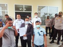 Pertanyakan Putusan BK, TMP Demo DPRD Pelalawan (foto/Ardi) 