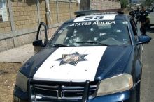 Mobil polisi Meksiko yang penuh dengan bekas tembakan di bagian kaca depan. Mereka disergap geng bersenjata pada siang hari, Kamis (18/3/2021). Foto: new york times