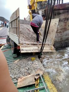 Mobil bermuatan pasir diroro Bengkalis