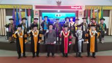 Para pimpinan UIR berfoto bersama jelang acara wisuda