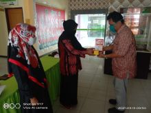 Supporting Head Estate Pulau Padang PT RAPP, Herman memberikan secara simbolis PMT dan alat kesehatan di Pulau Padang (foto/ist) 