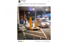 Tangkapan layar video disertai dengan narasi uji coba bayar tol menggunakan Radio Frequency Identification (RFID) sehingga pengguna jalan tidak perlu berhenti melakukan transaksi.(FACEBOOK)  