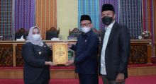 Bupati Bengkalis Kasmarni saat menyerahkan LKPJ Tahun 2020