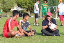 CEO PTPN V Jatmiko K Santosa ngobrol santai dengan punggawa muda sekolah sepakbola SSB PTPN V. Empat pesepakbola belia PTPN V kini tengah berjuang mendapatkan tempat di skuad utama Timnas U-16 (foto/ist) 