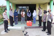Polres Inhil Bagi-Bagi Nasi Kotak ke Panti Asuhan di Kota Tembilahan (foto/rgo) 