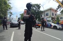 Petugas pengamanan sedang berjaga di lokasi ledakan di Gereja Katedral Makkasar. Foto: Kumparan.com