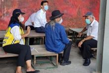 Foto Wali Kota Solo, Gibran Rakabuming Raka yang duduk di atas meja di depan Menteri PUPR Basuki Hadimuljono yang duduk di bawahnya