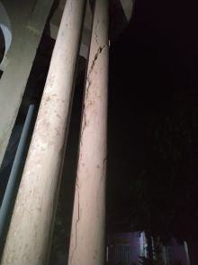 Salah satu tiang rumah warga yang rusak, akibat bom minyak siesmit