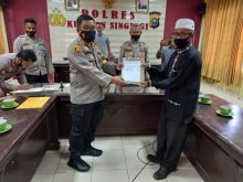 Tokoh Masyarakat Inuman Serahkan SKGR Kepada Kapolres, Guna Pendirian Mako Polsek (foto/zar) 