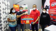 Telkomsel melakukan penyerahan hadiah pemenang program To the POIN Festival yang khusus digelar untuk para pelanggan setia