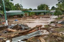 Puing-puibg berserakan usai disapu banjir bandang