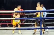 Pertarungan tinju antara David Koswara dengan Alam Saputra. Foto: Viva.co.id