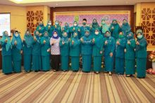 Rasidah Alfedri Didampingi Syarifah Raudah Hadiri Peringatan HKG PKK ke 49 (foto/lin) 