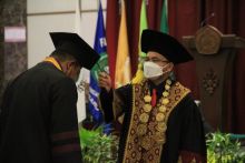 Rektor Unilak memindahkan kuncir toga salah seorang wisudawan