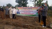 Pj Sekdaprov dan undangan foto bersama usai penanaman bibit jagung