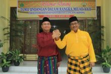 Junaidi.SS.M.Hum berfoto bersama dekan Fakultas Kehutanan Ir. Emmy Sadjati. MSi saat milad Fakultas kehutanan beberapa waktu lalu