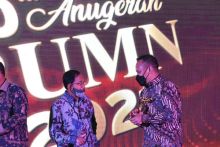CEO PTPN V Jatmiko K Santosa menerima trophy penghargaan 10th Anugerah BUMN dari Ketua Dewan Juri dan Menteri BUMN Pertama Tanri Abeng. Penghargaan kategori Special Recognition Consistent Growth Productivity 2021 untuk PTPN V itu diserahkan di Jakarta, Kamis malam. Selain itu, Jatmiko Santosa juga d