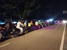 Warga harus mengantri untuk mendapatkan BBM