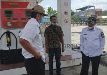 Wabup Bengkalis Bagus Santoso saat melihat salah satu SPBU di Bengkalis
