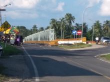 Pasar Kaget Penjual Takjil di Persimpangan Jembatan Lubuk Jambi, Beraneka Ragam Tersedia (foto/zar) 