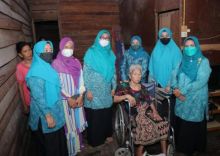 Tim PKK Kabupaten Siak Bagikan Sembako Untuk Kaum Dhuafa di Minas (foto/ist) 