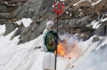 Ritual musim semi tahunan pembakaran manusia salju di Boeoegg, Swiss . Foto: kumparan.com