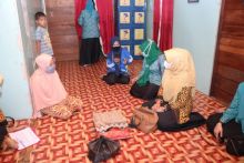 Ketua PKK Siak, Rasidah Alfedri Salurkan Bantuan Sembako di Koto Gasib (foto/lin) 