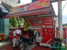 Petugas mekanik sedang melakukan perawatan sepeda motor Honda di PIT Express AHASS. (Foto: Istimewa)