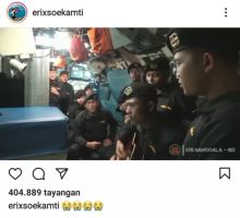 Prajurit KRI Manggala 402 saat bernyanyi