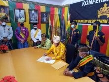 Pemangku KKKSI Tengku Ridwan menandatangani Ikrar Kebulatan Tekad