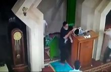 Tangkapan gambar Imam Masjid Muhammadiyah Baiturrahman, Muhammad Ruddin Emang saat berada diatas mimbar. Foto: Instagram