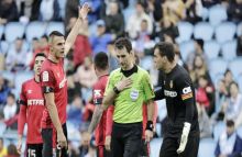 Ricardo de Burgos Bengoetxea saat memimpin laga. Foto: Real Valladolid