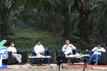 CEO PTPN V Jatmiko K Santosa bersama Direktur Produksi dan Pengembangan PTPN III, Mahmudi, saat melaksanakan FGD secara daring yang diikuti seluruh holding perkebunan Nusantara. Jatmiko menjelaskan kiat dan strategi PTPN V hingga berhasil menjadikan produktivitas tanaman muda menghasilkan tertinggi 