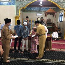 Pemberian santunan secara simbolis oleh Bupati Kampar, Catur Sugeng Susanto didampingi Manager SHR Kampar (foto/ist) 