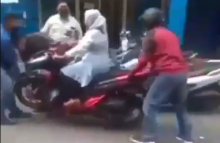Tangkapan gambar debt collector tarik paksa sepeda motor yang masih dinaiki pemeliknya. Foto: Instagram