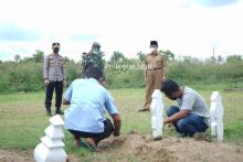 Sanksi Pelanggar Prokes, Bupati Inhil Awasi Pembersihan Makam Covid-19 (foto/ist) 