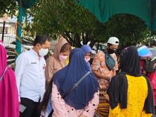 Kerjasama Dengan Bulog, Kopdagrin Gelar Pasar Murah Lebih Dari 1000 Paket (foto/zar) 