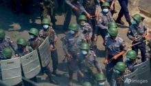 Polisi dan tentara bersenjatakan senjata dan ketapel bergerak menuju pengunjuk rasa anti-kudeta di Mandalay, Myanmar, 3 Maret 2021. (Foto: AP)