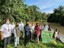 CEO PTPN V, Jatmiko K Santosa, menyerahkan bantuan sebesar Rp20 juta kepada kelompok usaha masyarakat pencari ikan sungai di Kabupaten Rokan Hulu, Riau. Kelompok tersebut akhir-akhir ini kesulitan ekonomi akibat permintaan ikan sungai yang menurun akibat pandemi (foto/ist) 