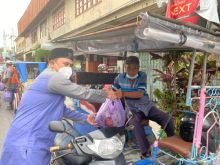 Ketua DPC HIPMI saat menyerahkan sembako