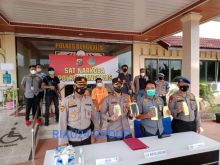 Dua Pengedar ganja kering saat konfrensi pers Polres Bengkalis